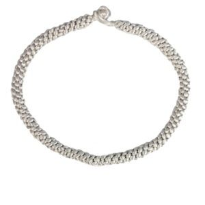 A silver chain necklace with a clasp on top of it.