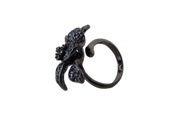 A black ring with a flower and leaves on it