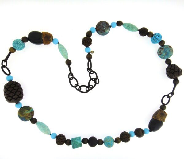 A necklace with blue and brown beads on it.