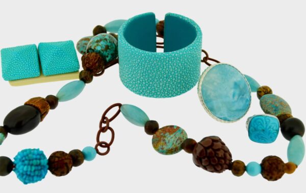 A blue bracelet and necklace with brown beads.