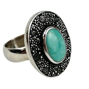 A silver ring with a turquoise stone on it.